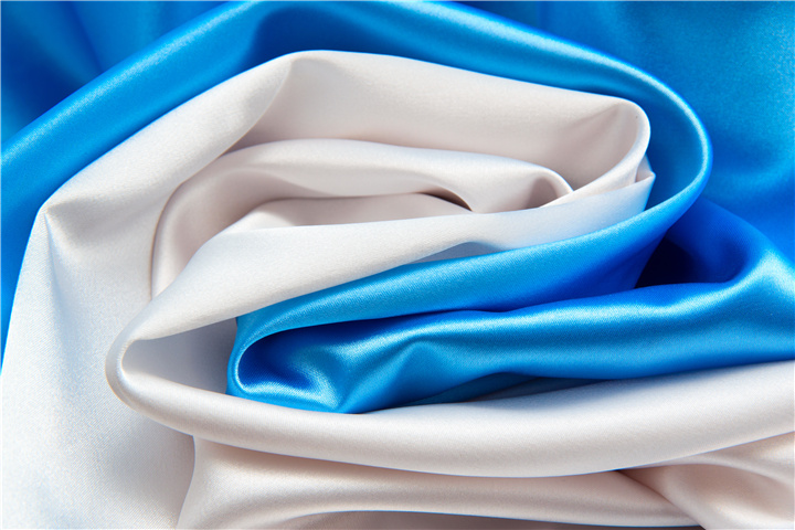 tissu de satin blanc et bleu pour le fond